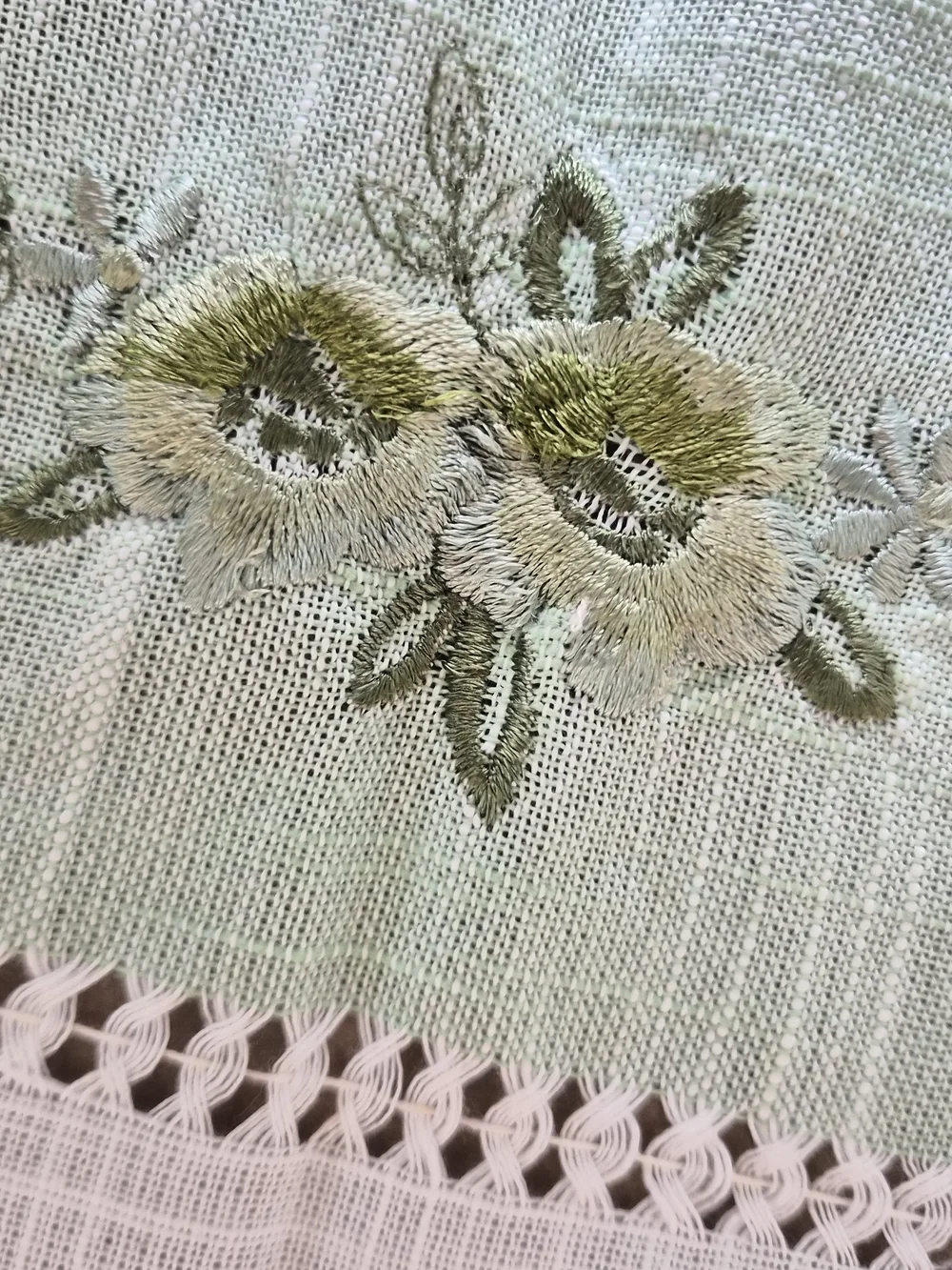 Vintage Embroidered Tablecloth Bundle – Set of 4 (Bonus Melbourne Souvenir Table